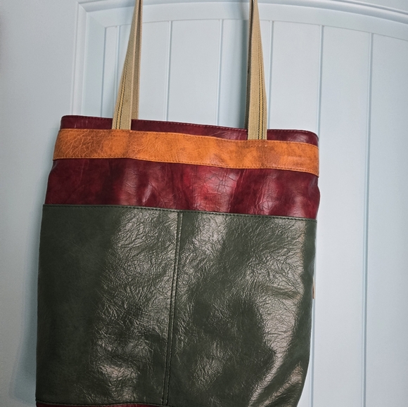 Recycled bus seats tote - Picture 2 of 12